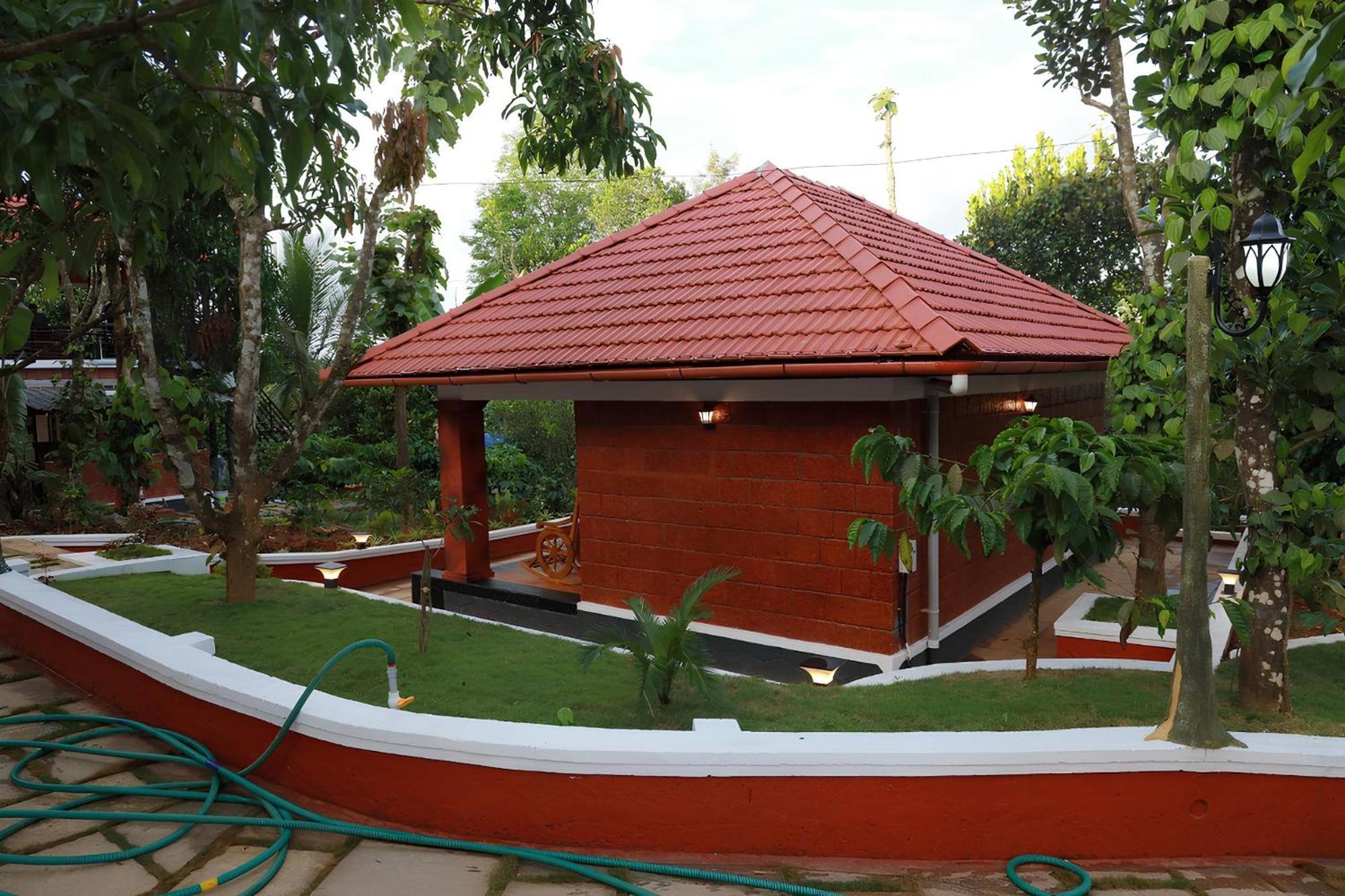 Miracle Holidays Mananthavady Esterno foto
